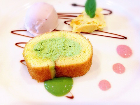 滋賀県産米粉のロールケーキ、抹茶ヨーグルトクリーム、金柑のムース、イチゴミルクジェラート